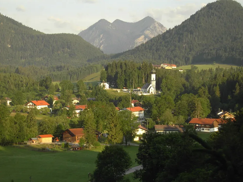 Gasthof zur Jachenau, Jachenau: Village view of Jachenau with meadows and houses