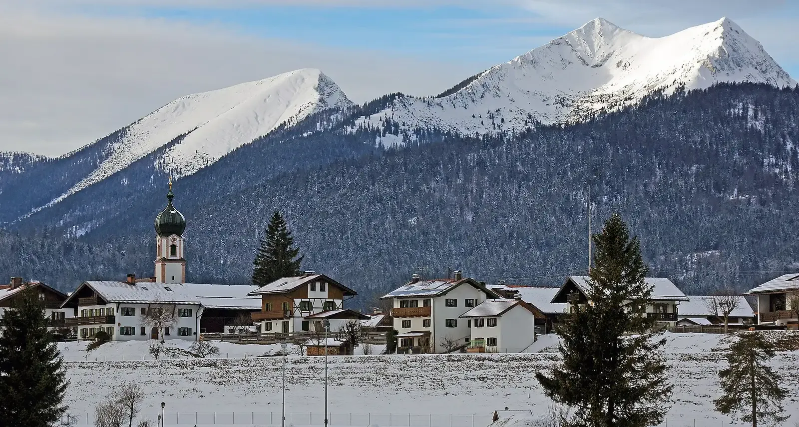 Hotel Alpenhof Krün, Krün: Church in Krün with mountains beyond