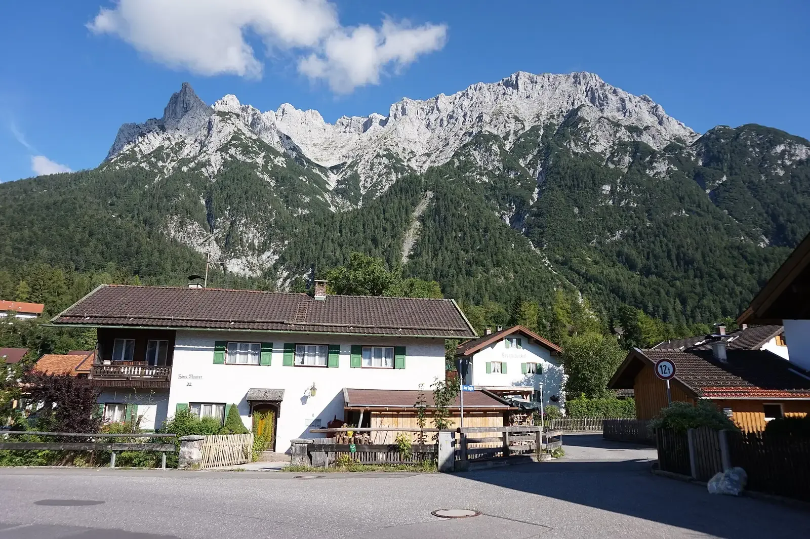 Hotel Gästehaus Bichlerhof, Mittenwald: Mittenwald with the Karwendel mountains