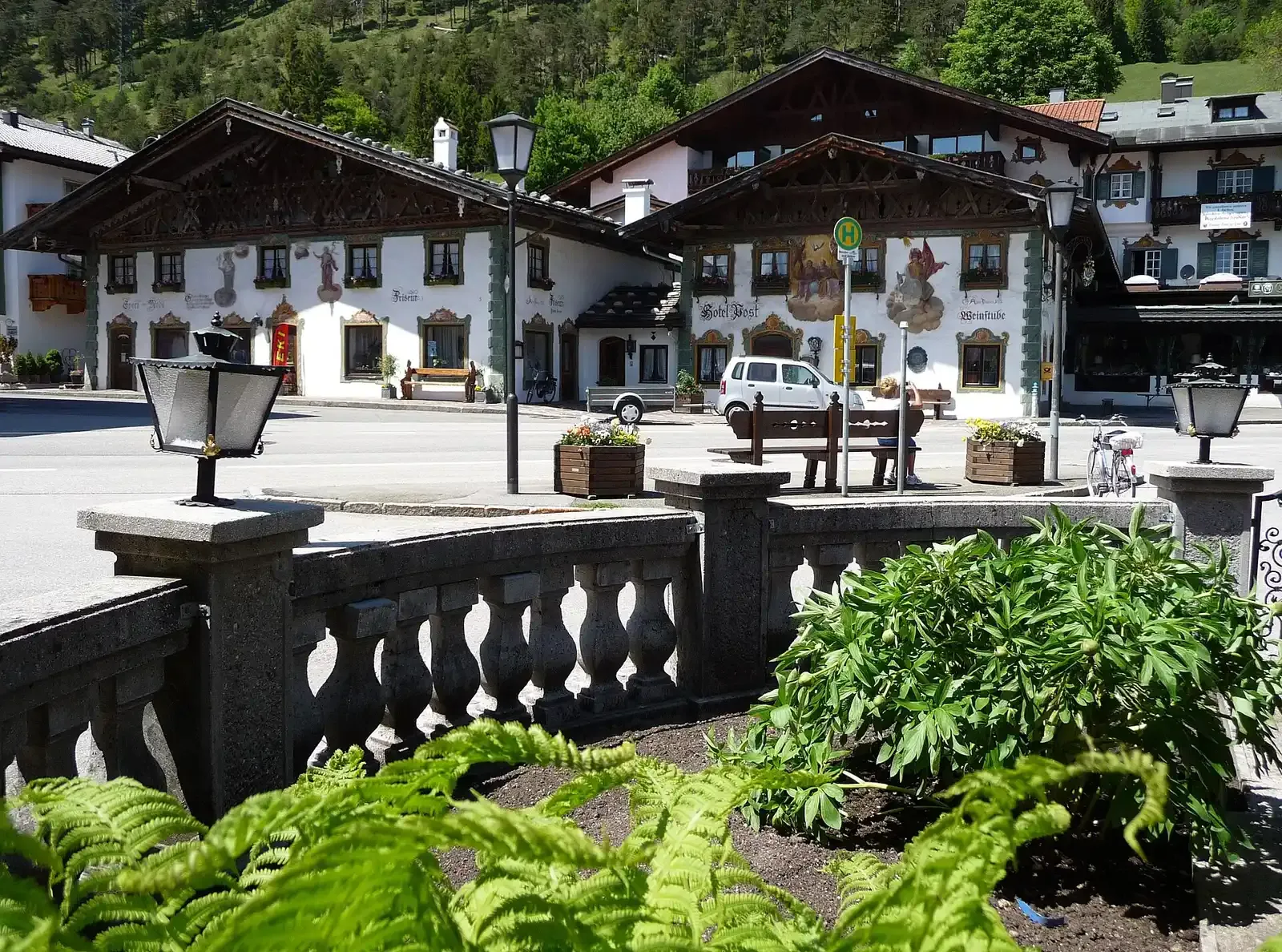 Parkhotel Wallgau, Wallgau: Village square in Wallgau with houses and mountains